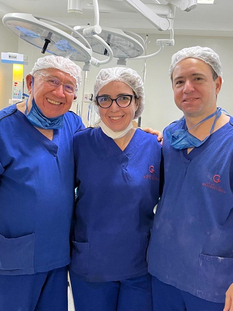 Equipe médica da clínica paramentada no centro cirúrgico