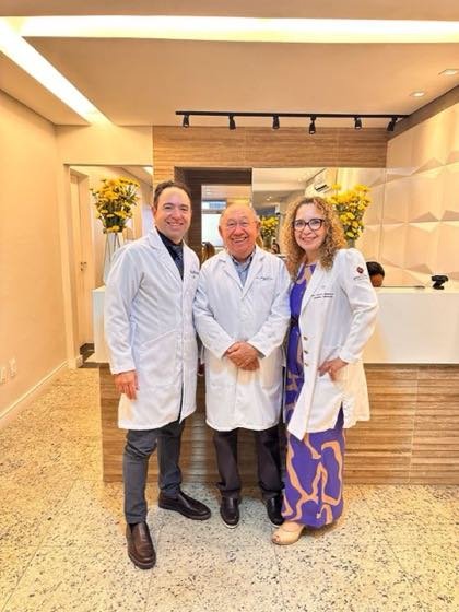 Dr. Marinaldo Cavalcanti e Melo Junior, Dr. Marinaldo Cavalcanti e Melo e Dra. Tricia Jereissati e Melo Rodrigues na recepção da clínica