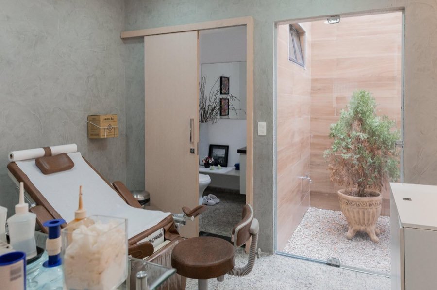 Sala de exames com banheiro privativo e jardim interno