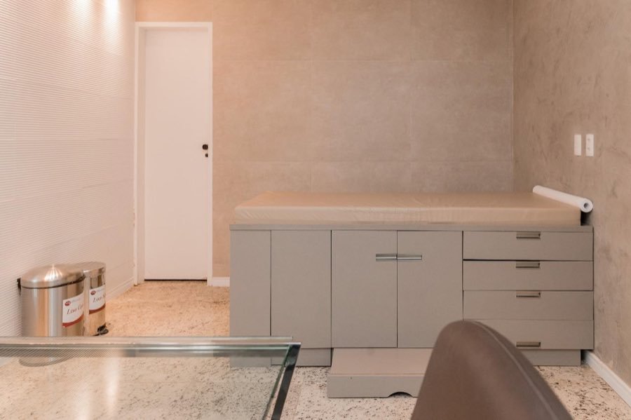 Sala com balcão de apoio e maca