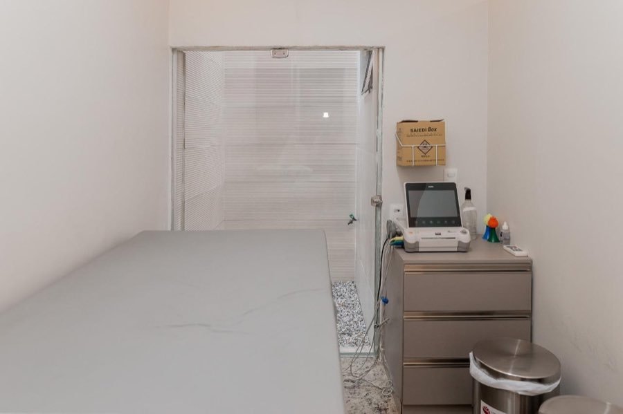 Sala de procedimento com maca e equipamento